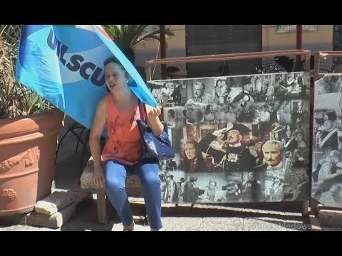 Casoria (NA) - I lavoratori ex Carrefour protestano davanti Regione (01.08.17)