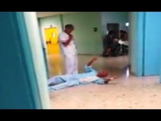 Vallo della Lucania (SA) - Anziano in ospedale striscia in corsia per protestare (04.08.17)