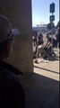 2 supporters des Oakland Riders se défoncent devant tout le monde sur un parking avant match !!