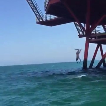 Plongeon d'une plateforme pétrolière.. Hésite pas !! NON !!