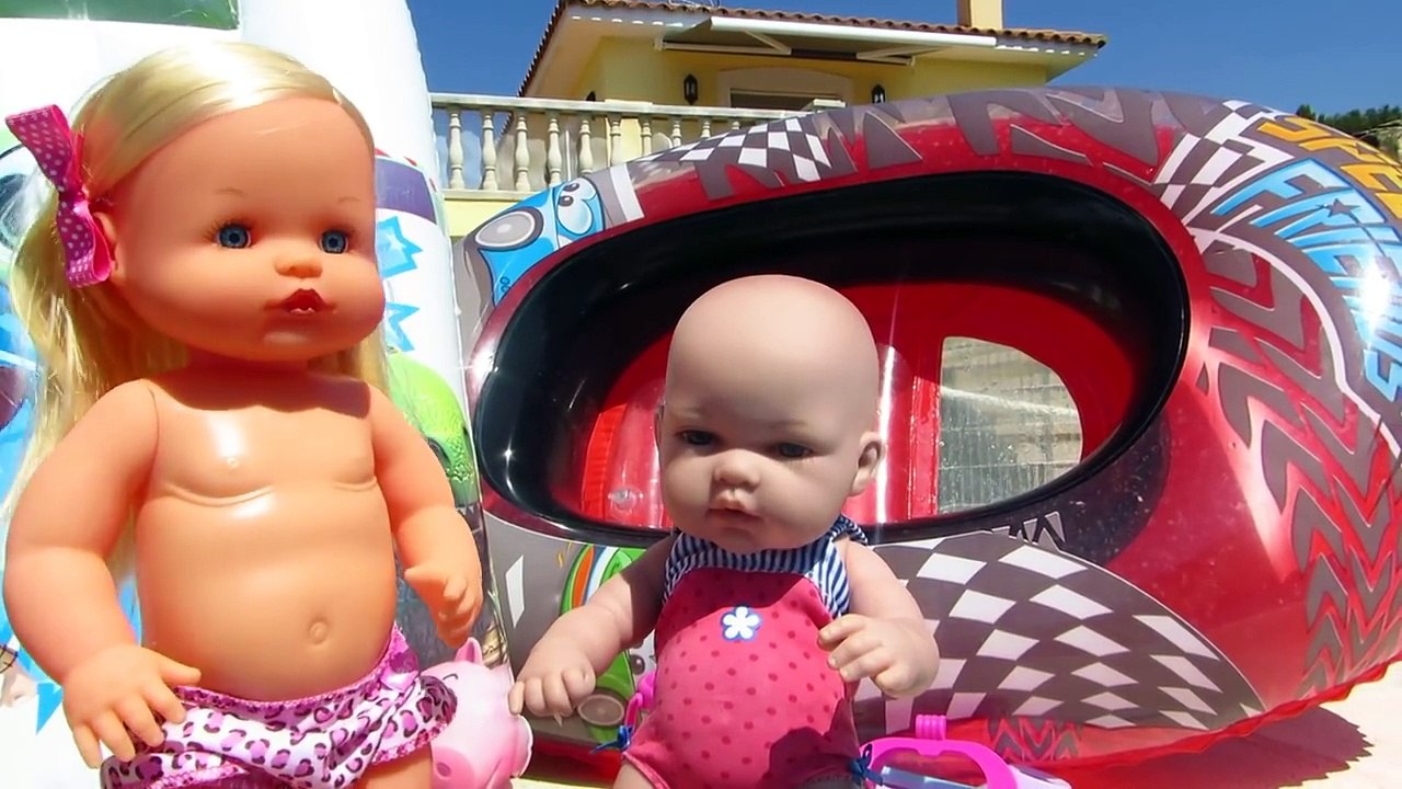 Buceando en la piscina, bebé Lucía navega con Nenuco Pepa en la barca hinchable en Mundo Juguetes