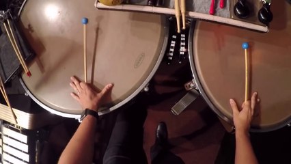 Ce Percussionniste est filmé en plein concert de West Side Story