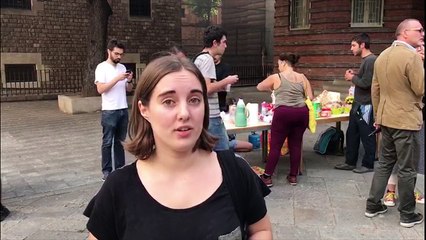 Catalanes a favor del referéndum hacen noche en los colegios