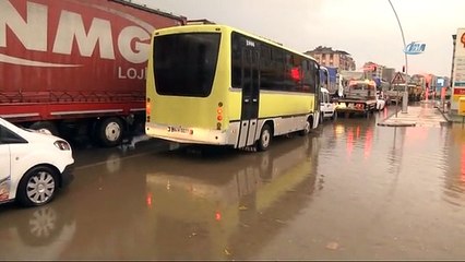 Скачать видео: Uşak'ta Sağanak Yağış Yolları Göle Çevirdi