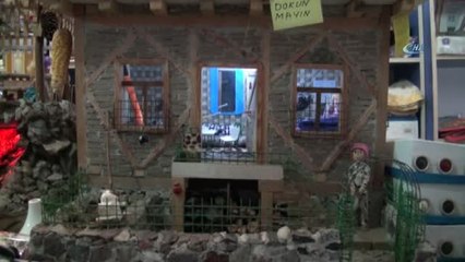 Tarihi Eserlerin Minyatürlerini Yapıyor