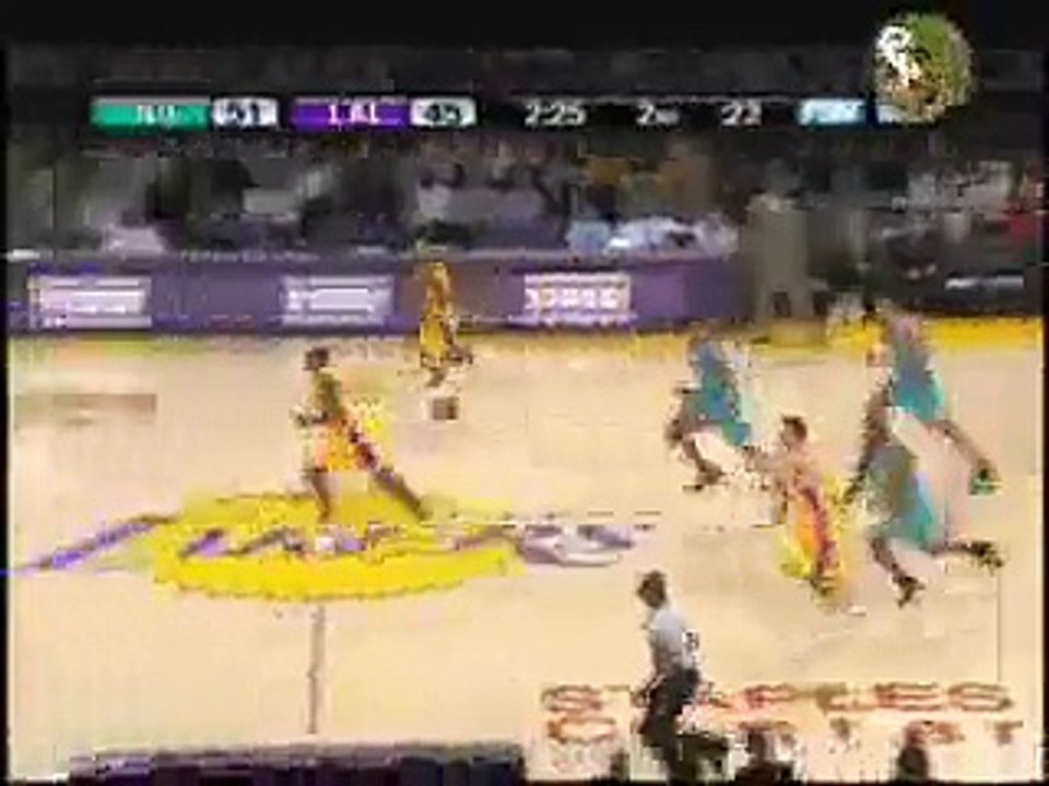Kobe Bryant whips a no-look pass to Ronny Turiaf who finishe