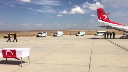 Ağrı Şehitleri İçin Havaalanında Tören Düzenlendi