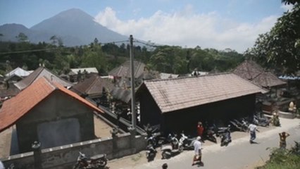 La vida continúa dentro de la zona de peligro del volcán Agung en Bali