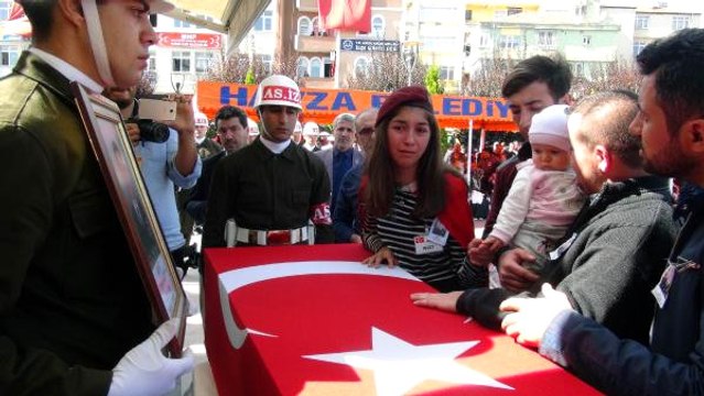 Şehit Uzman Çavuşun Kızı: Bırakın Beni Babama Gideceğim (2)