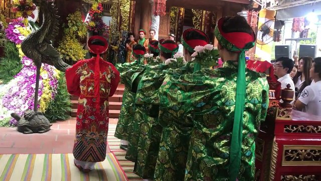 Video Hoài Linh làm lễ cúng Tổ nghề sân khấu