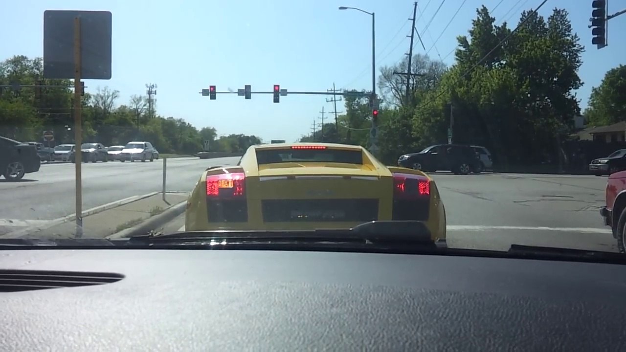 Idiot- il crash sa Lamborghini entre deux voitures!!