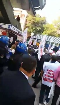 Milli Eğitim Bakanlığı önündeki müfredat eylemine polis müdahalesi