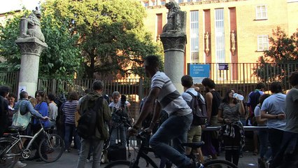 كاتالونيون يحتلون مراكز اقتراع عشية استفتاء على استقلال الإقليم