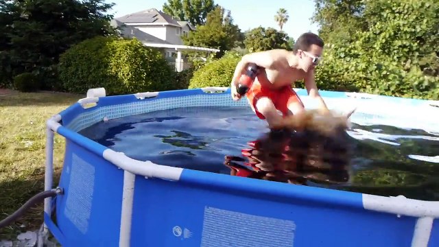 Il jette un seau de Mentos dans une piscine de 5 678 litres de Coca