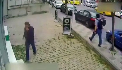 Kapalı kadına sokak ortasında çirkin saldırı