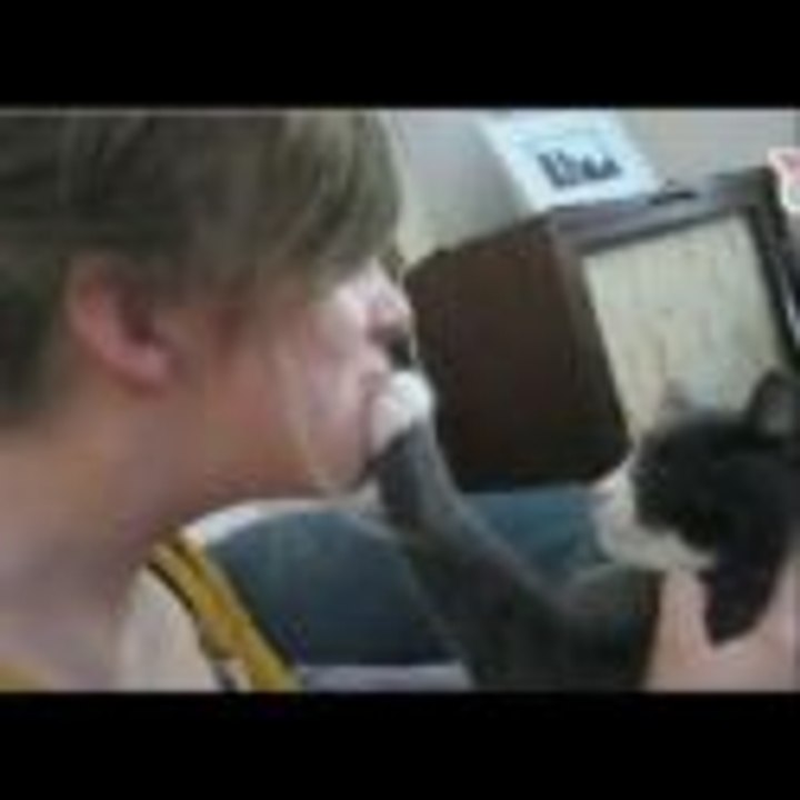 「チューは嫌いニャ！」 猫が飼い主とのキスを拒否しまくる！w