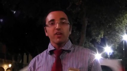 Cet homme parle en imitant sa voix en écho