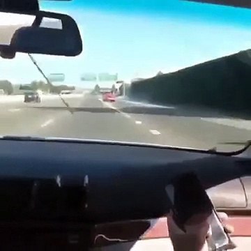 Cet enfant essaye le Drift avec la voiture de ses parents !