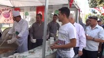 Belediye Başkanı Fadıloğlu, Aşure Dağıttı