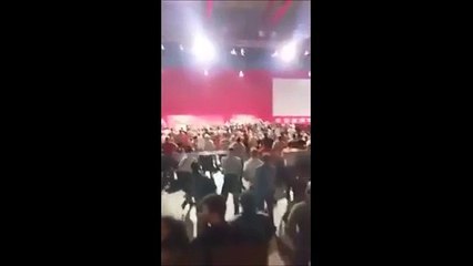 O momento em que voaram cadeiras na assembleia do Benfica