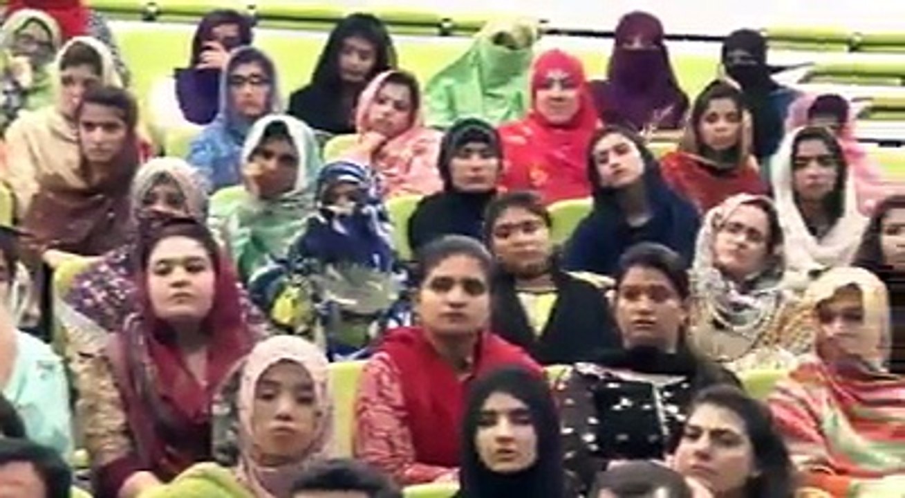 Cheif of Army Staff, Qamar Javed Bajwa talking with students in Balochistan.