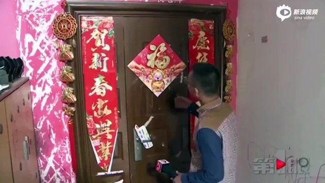 Bố vợ lắp thang máy ốp tường để phục vụ riêng cho con rể lười leo cầu thang