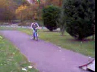 bourreau ki saute en velo et tombe kme une ***** ^^