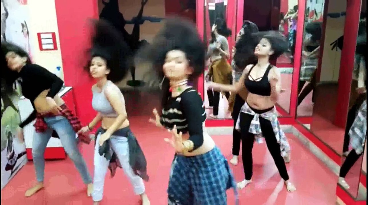Hot tu cheez badi mast mast dance ,! New 2017