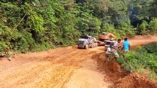 令人惊异的卡车驾驶技巧！大卡車重載在困難的道路上