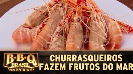 Churrasqueiros preparam frutos do mar exóticos na brasa