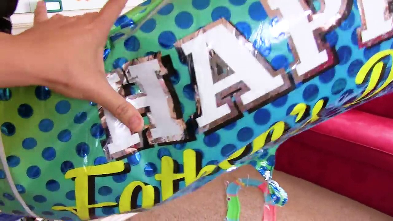 Cars 3 Flos V8 Cafe Dragstrip Playset with Lightning McQueen! Disney Pixar Fun Toy Cars for Kids