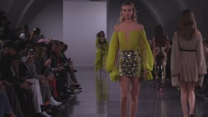 Los modelos ceñidos marcan la pasarela de Mugler en París