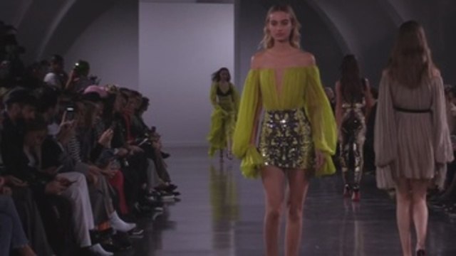 Los modelos ceñidos marcan la pasarela de Mugler en París