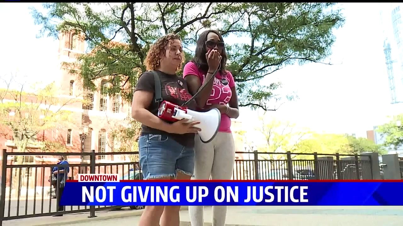 Protesters Chant, Chalk Sidewalks in Rally For Man Killed by Indianapolis Police