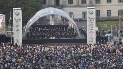 Barenboim reúne con su batuta a miles de personas en el centro de Berlín