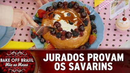 Jurados experimentam os savarins e se decepcionam