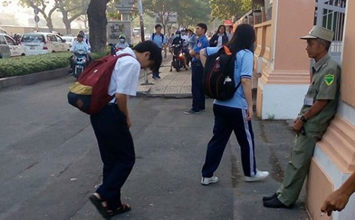 Hình ảnh học sinh cúi đầu chào bác bảo vệ trước cổng trường khiến cư dân mạng dậy sóng