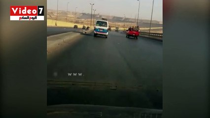 مواطن يرصد سيارة نقل مسرعة تتساقط منها المخلفات على طريق الأوتوستراد