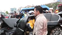 Kadıköy'de Feci Kaza! Lüks Otomobil, Yolcu Otobüsüne Çarptı: 2 Ağır Yaralı