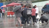 Taksim’de şemsiye satıcıları birbirine girdi... Tekme tokat kavga kamerada