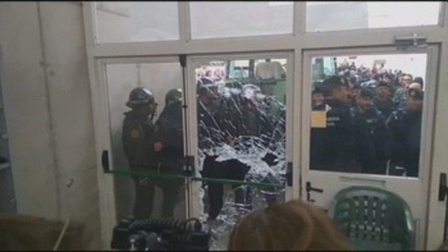 Los antidisturbios intervienen en el colegio donde debe votar Puigdemont (V)