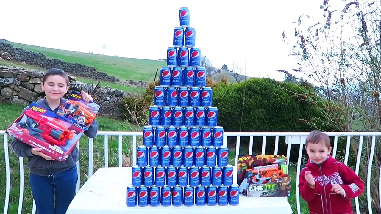 NERF PEPSI CHALLENGE - Swan VS Néo - Pyramide Géante & Ballons dans un Jacuzzi