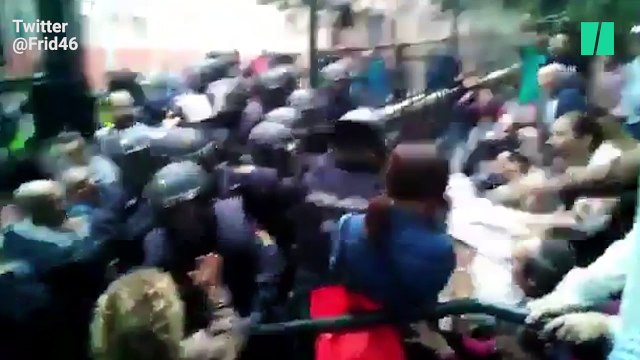 En images, grandes tensions en Catalogne entre la police et les participants au référendum