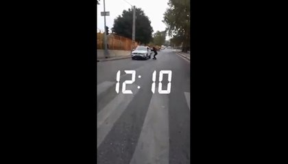 Un homme se fait voler sa voiture alors qu’il était dedans.