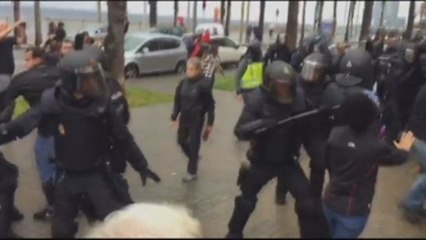 Una carga policial en Barceloneta para cerrar un punto de votación deja varios heridos
