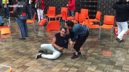 Spanish police police throw Catalan voters to the ground