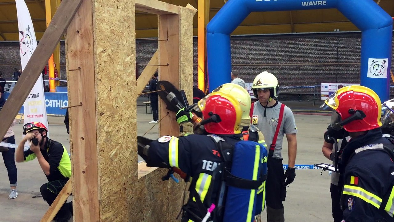 118 pompiers s'affrontent à Court-Saint-Etienne au premier Survival Firefighter Run