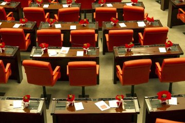 TBMM Yeni Yıl Açılışında Çiçek Sürprizi! Her Masaya Bıraktılar