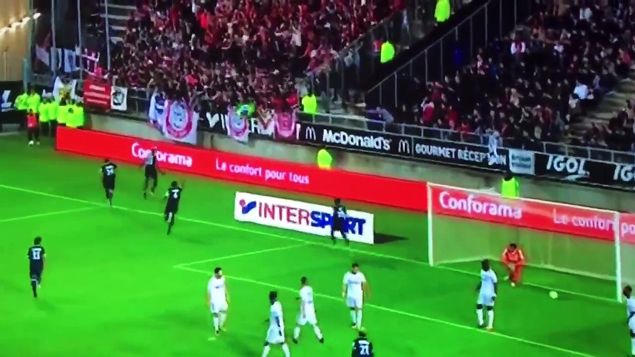 L'effondrement de de la tribune d'Amiens après le but Lillois