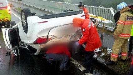 제주서 빗길에 렌터카 뒤집혀...3명 다쳐 / YTN